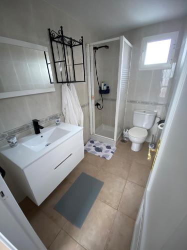布埃乌Bueu的浴室配有白色水槽和卫生间。
