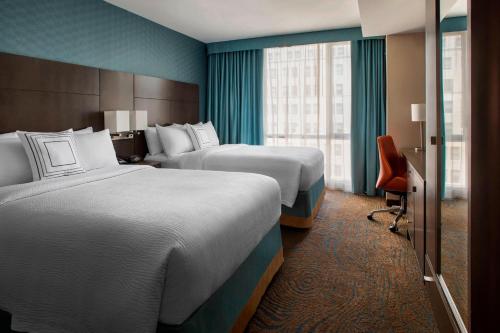 纽约纽约曼哈顿/切尔西万怡酒店的酒店客房设有两张床和窗户。