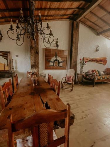 阿拉亚尔达茹达Casa Amada的一间大型用餐室,配有木桌和椅子