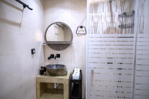 埃尔莫波利斯Maya Studio的一间带水槽和淋浴的浴室