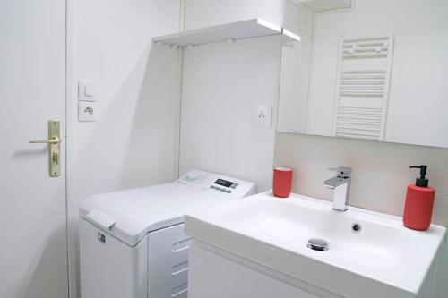 昂热Douceur Angevine的白色的浴室设有水槽和镜子