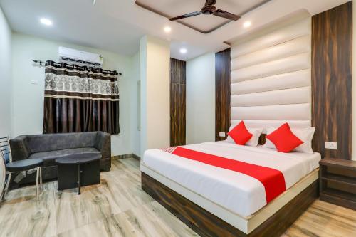 Gulzārbāgh75217 Hotel Navya Grand的配有一张床和一把椅子的酒店客房