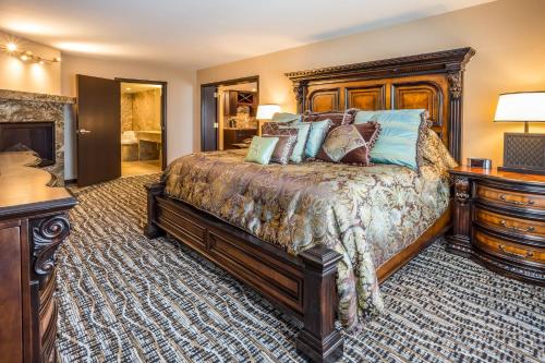 南乔丹盐湖城南小镇乡村套房酒店的一间卧室配有一张带梳妆台和书桌的床。
