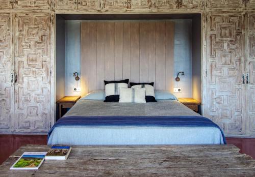 帕拉莫斯芬卡贝尔乡村民宿的一间卧室配有一张大床和两个枕头