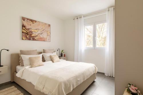 卢加诺Lugano Superior Suites - Free Parking的白色的卧室设有床和窗户