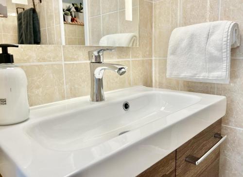 桑帕克Apartamento Atardecer en Menorca Son Parc Vista al campo de golf的浴室设有白色水槽和肥皂分配器