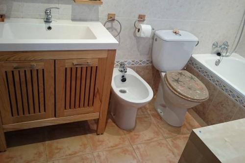 贝莱斯Chalet Cerca de la playa registro VFT/MA/50455的浴室配有盥洗盆、卫生间和浴缸。