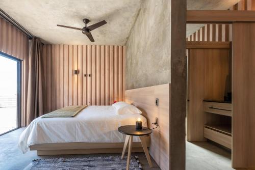 托多斯桑托斯Casa Santos的一间卧室配有一张床和吊扇