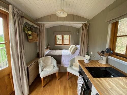 彻克Kingfisher的一间小房间,配有一张床和一间卧室