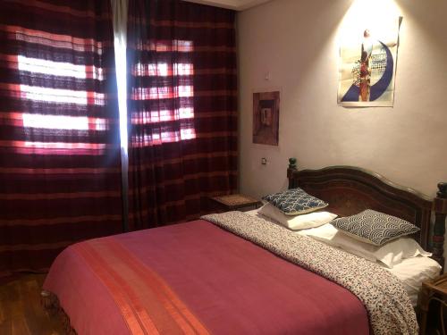 卡萨布兰卡Chambre privée dans un bel appartement avec vue sur mer的一间卧室设有一张床和一个窗口