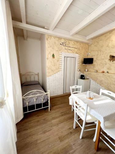 奥斯图尼Il Girasole的卧室配有一张床和一张桌子及椅子