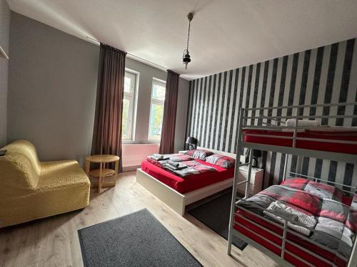 杜塞尔多夫Adam's Hostel - Self Check-In & Room Just For You Alone的一间卧室配有两张双层床和椅子