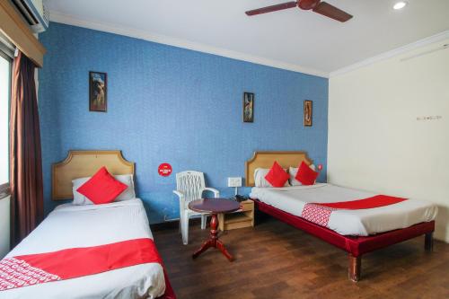 AmeerpetOYO Luxury Villas Near Begumpet Airport的一间卧室设有两张床和蓝色的墙壁