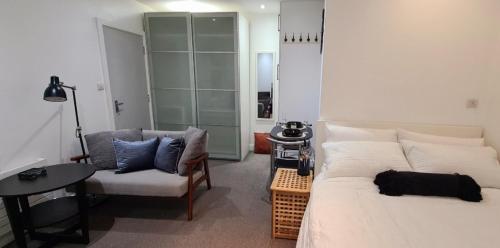 伦敦Maple House - Inviting 1-Bed Apartment in London的一间卧室配有一张床、一把椅子和一张桌子