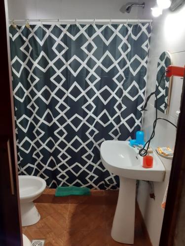 埃斯克尔Departamentos alvear的浴室配有白色卫生间和盥洗盆。
