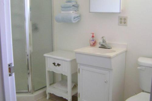 莫罗贝Suite Breeze Beach Vacation Rental - one bedroom apartment.的浴室配有白色水槽和淋浴。