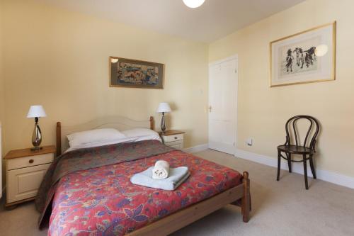 诺丁汉Highfield Grove的一间卧室配有一张床,床上有毛巾