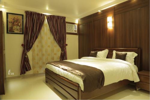 奈季兰شقق الكادي的一间卧室设有一张大床和一个窗户。