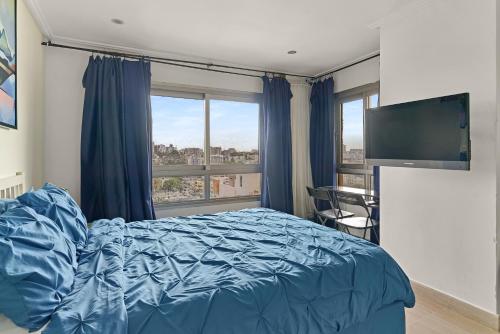 圣多明各Exquisite Oceanfront Suite的一间卧室配有一张床和一台平面电视