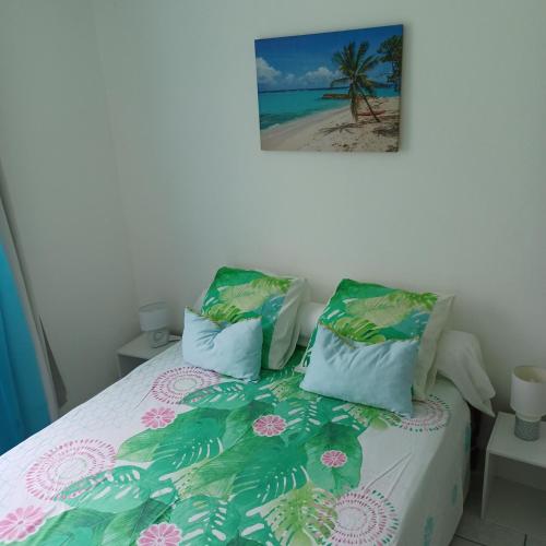 圣吕斯L IXORA VOUS ACCEUILLE的一间卧室,配有一张棕榈树床