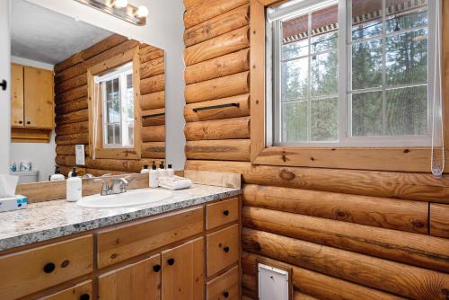 拉派恩Pine Loop Log Cabin的小木屋内的浴室设有水槽和窗户