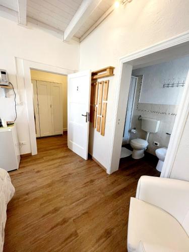 奥斯图尼Il Girasole的一间空房间,设有卫生间和浴室