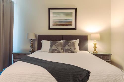 邓肯Maple Rise Guesthouse的一间卧室配有一张带2个床头柜的大床