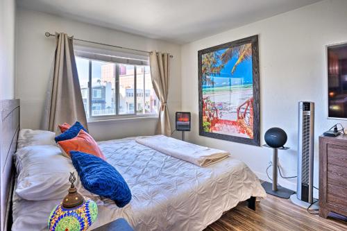 纽波特海滩Newport Beach Vacation Rental - Short Walk to Pier的一间卧室配有一张带蓝色枕头的床和一扇窗户。