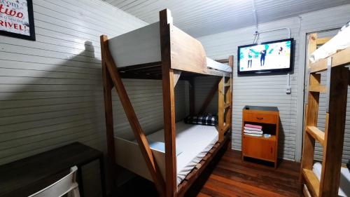 坎普莫朗Pousada Recriare的客房设有两张双层床和电视。