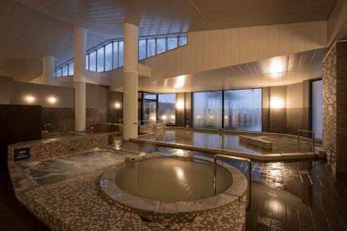 芦别芦别温泉星光大酒店的大楼内带浴缸的大浴室