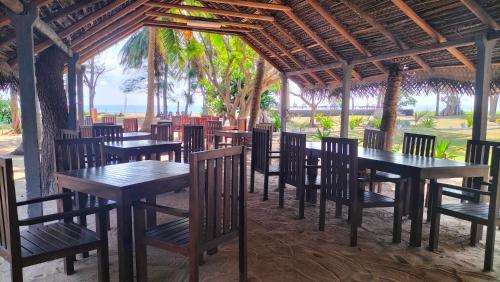 亭可马里Hotel Coral Bay的餐厅里一排桌椅