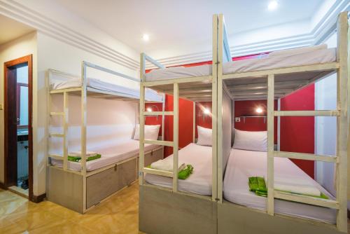 暹粒Sihariddh BnB Villa的一间设有三张双层床的客房