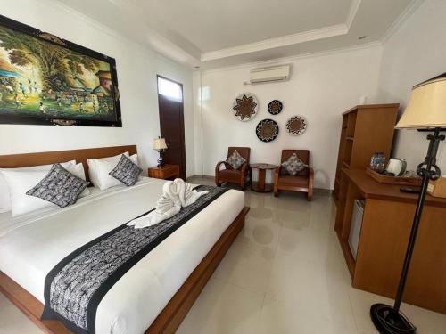 乌布Pondok Serayu的卧室配有一张白色大床
