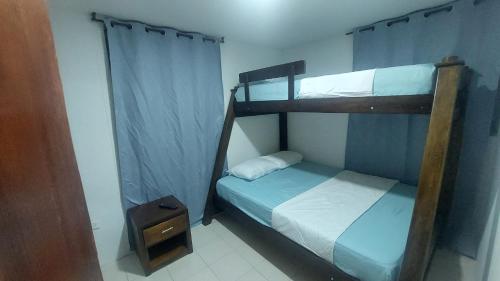 圣安德烈斯Posada N Seaflower Lodge 2的一间卧室设有两张双层床和床头柜。
