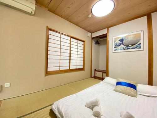 东京D27-Outstanding convenience 4DK/ Shinjuku Okubo的一间带床的卧室,位于带窗户的房间内