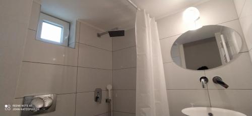 塞萨洛尼基Peaceful Home的白色的浴室设有水槽和镜子