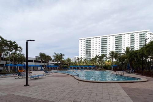 迈阿密海滩Modern Oceanview Condo - Steps to the Beach!的一座带大型建筑的度假村内的游泳池