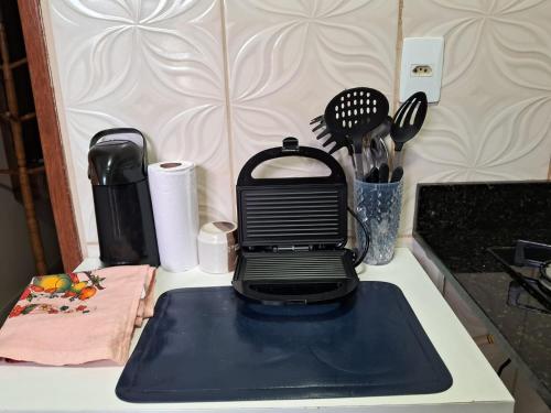 马瑙斯Edward Suíte Manaus 01的台面上的一个黑烤面包机
