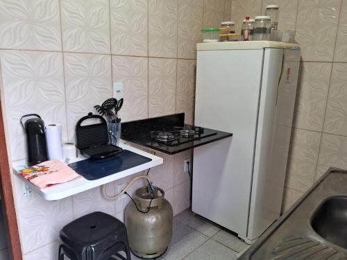马瑙斯Edward Suíte Manaus 01的小厨房配有白色冰箱和水槽