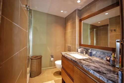 博德鲁姆Golf Country Bodrum的一间带水槽、卫生间和镜子的浴室