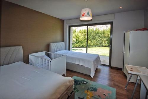 博德鲁姆Golf Country Bodrum的一间卧室设有两张床和大窗户