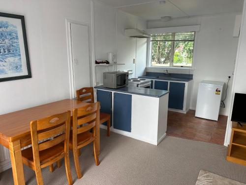 罗托鲁瓦MALFROY Motor Lodge Rotorua的一间带桌子和微波炉的小厨房