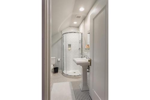 萨克拉门托Family Laundry & Spa的浴室配有盥洗盆、卫生间和浴缸。