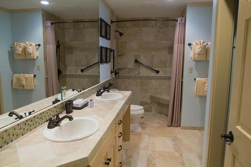 林肯市西班牙海德度假酒店的一间带两个盥洗盆和淋浴的浴室