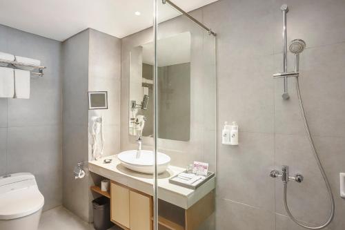 卢武克瑞士贝林卢武柯酒店的带淋浴、盥洗盆和卫生间的浴室