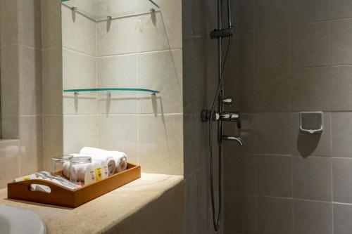 勒吉安十四玫瑰海滩酒店的浴室配有淋浴间和盥洗盆