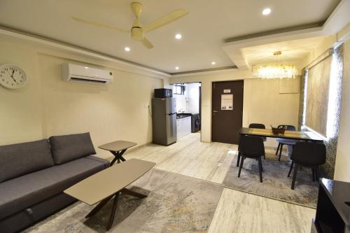 孟买Sarkar Chambers的客厅配有沙发和桌子
