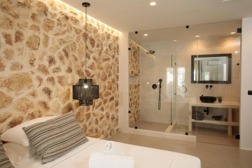 纳克索乔拉Naxos Village hotel的带淋浴的浴室和客房内的一张床