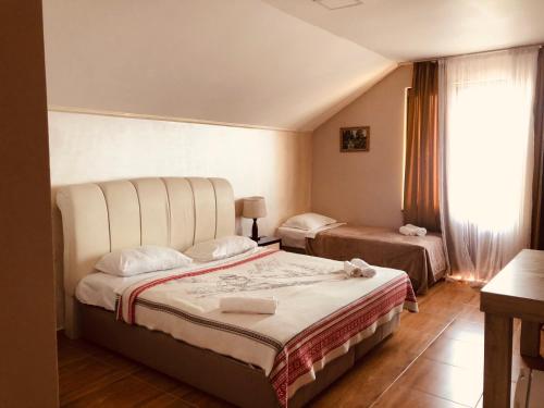 谢赫维蒂利Sea的酒店客房设有两张床和窗户。