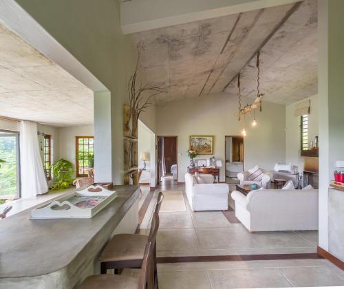 沙马雷勒Green Cottage Chamarel的客厅配有白色家具和大型天花板